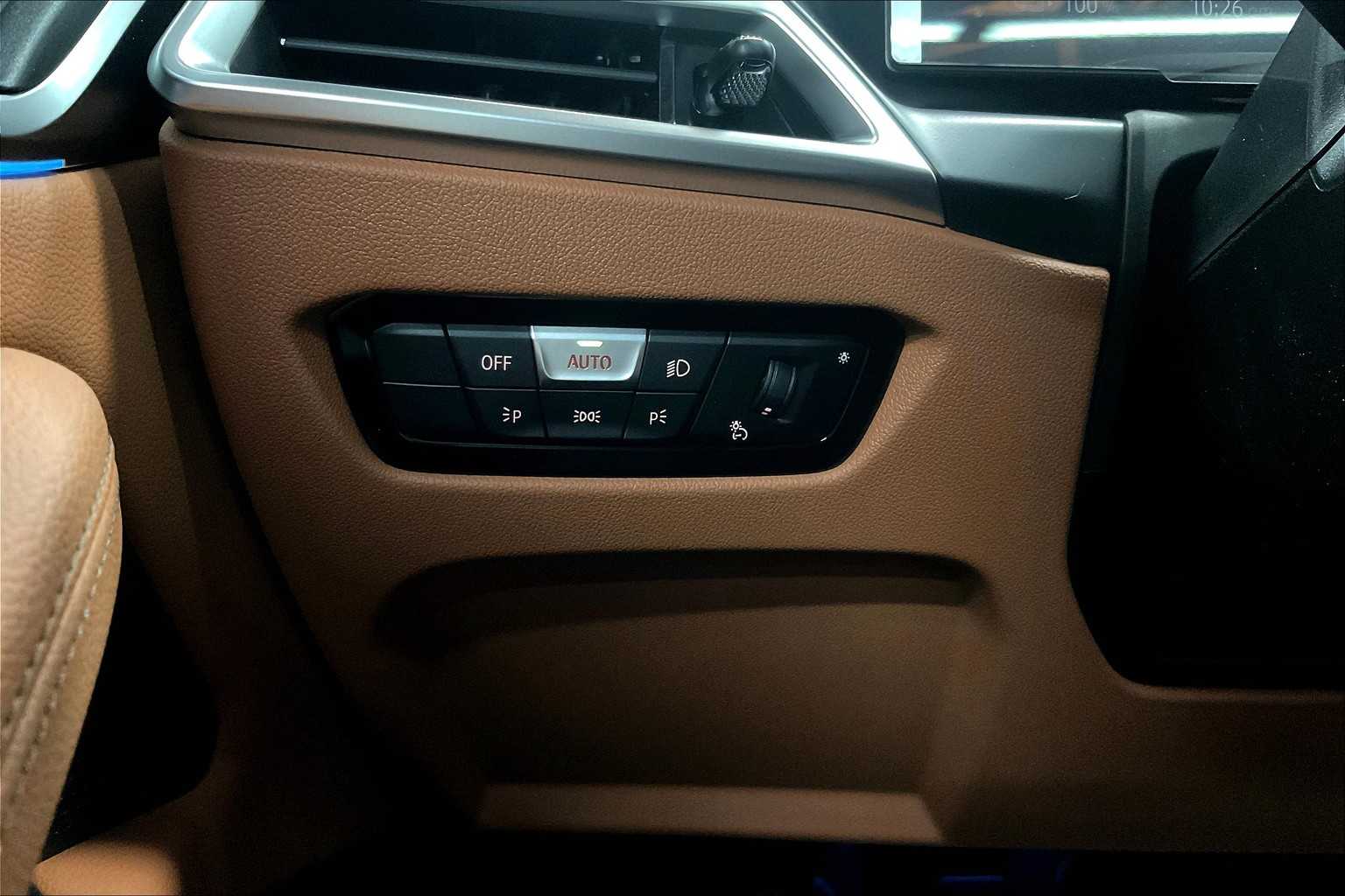 Vehicle image 21 of 35