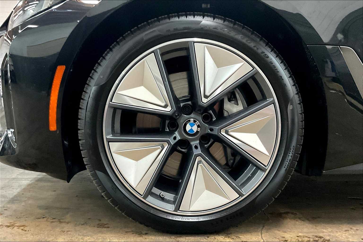 Vehicle image 14 of 35