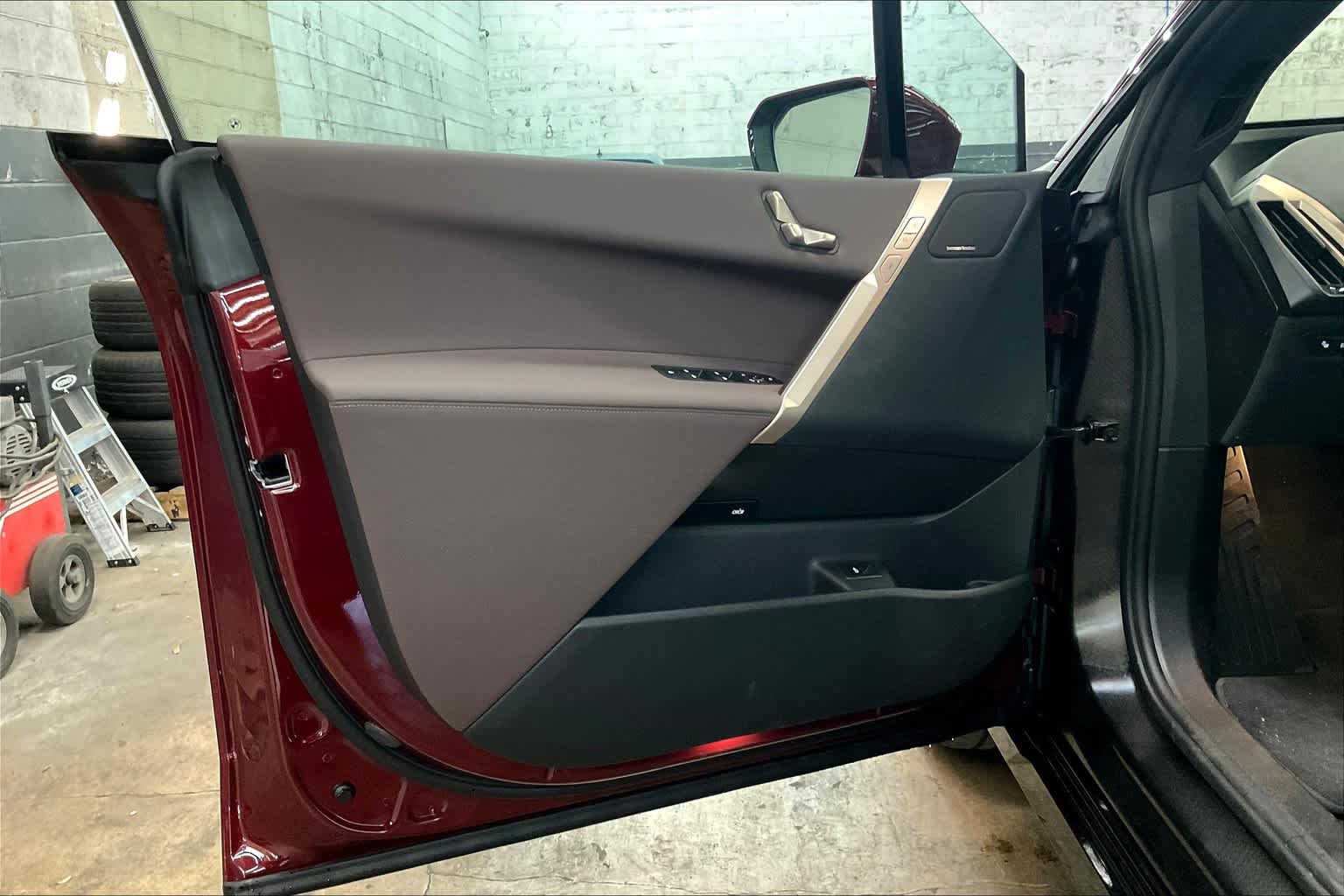 Vehicle image 23 of 33