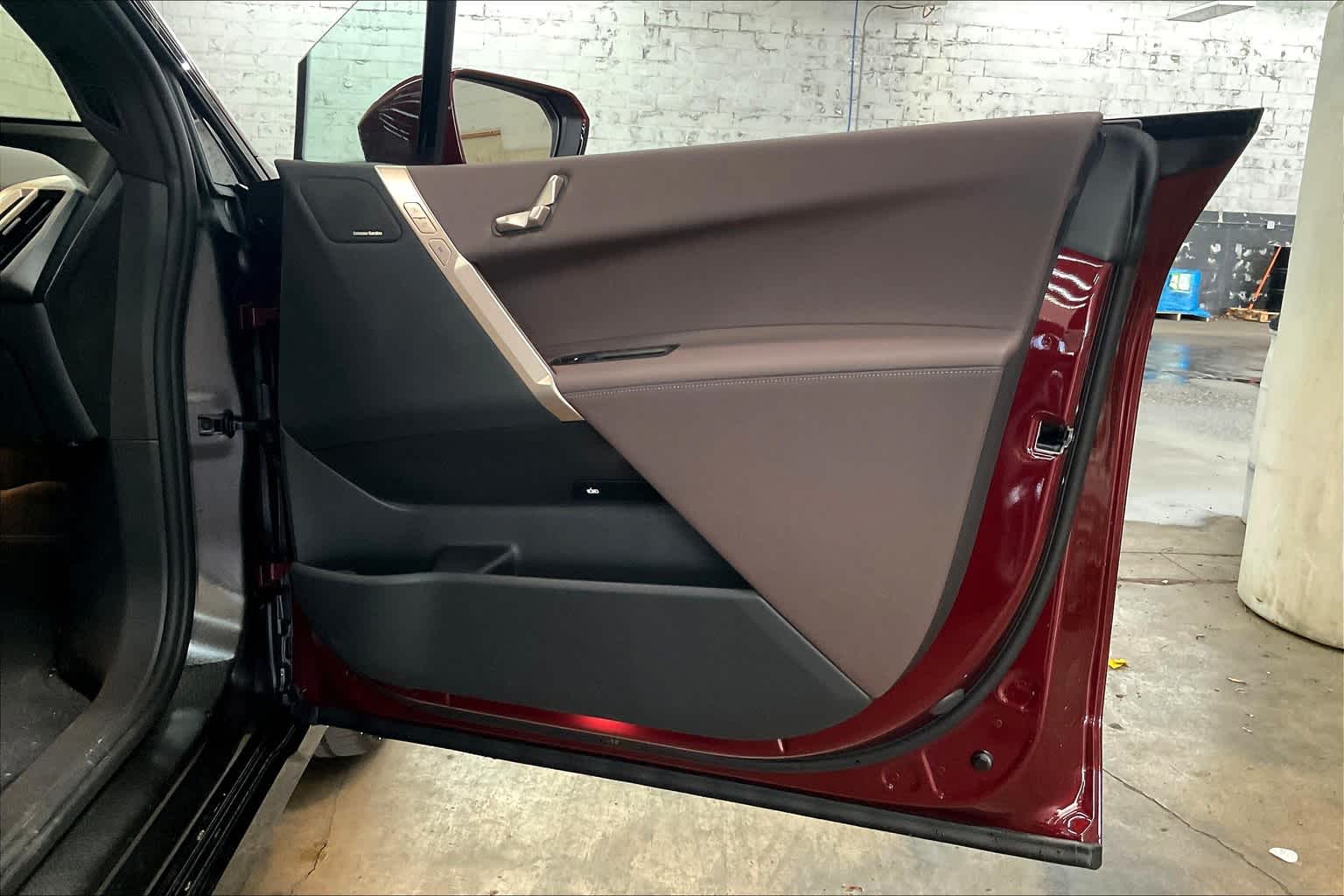 Vehicle image 24 of 33