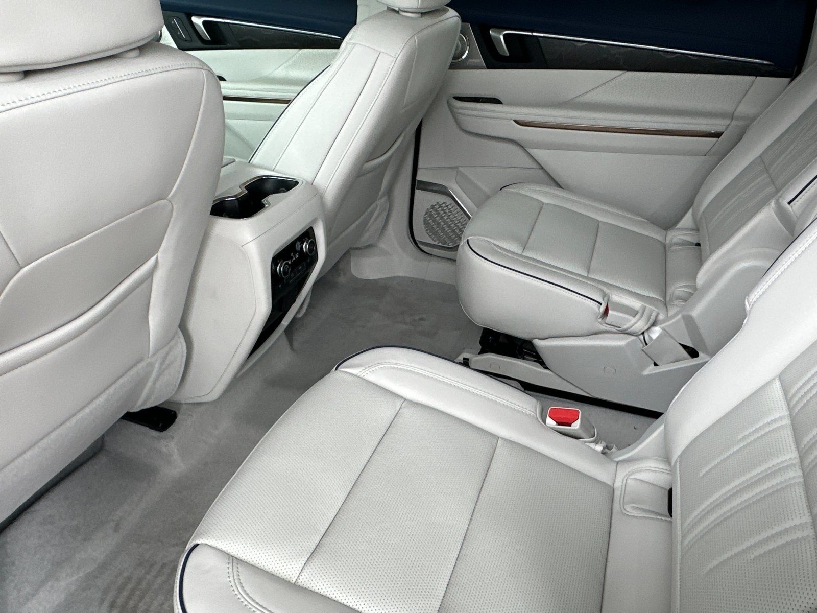 2025 Buick Enclave Avenir Image 13 of 29