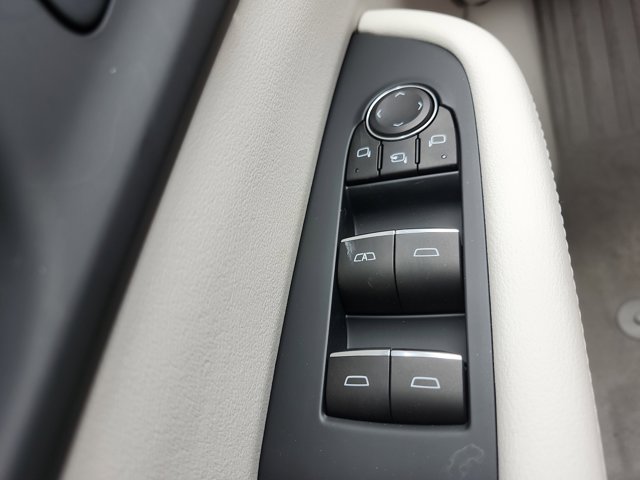 Vehicle image 17 of 22