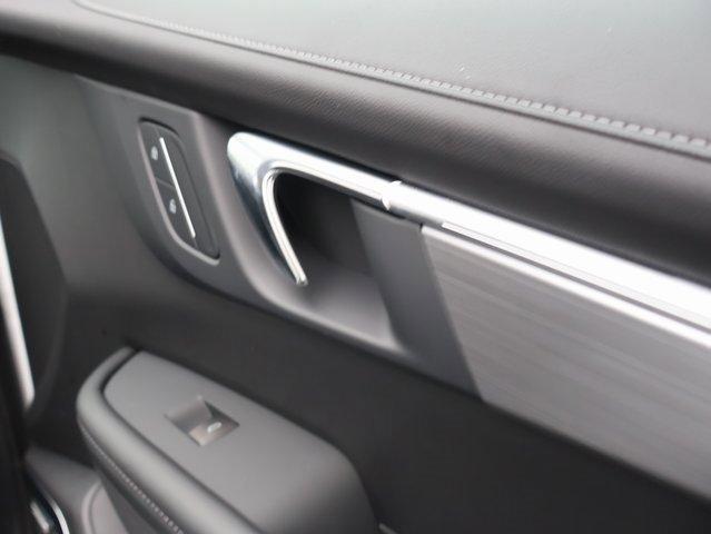 Vehicle image 33 of 63