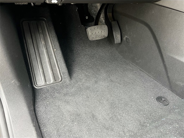 Vehicle image 14 of 21
