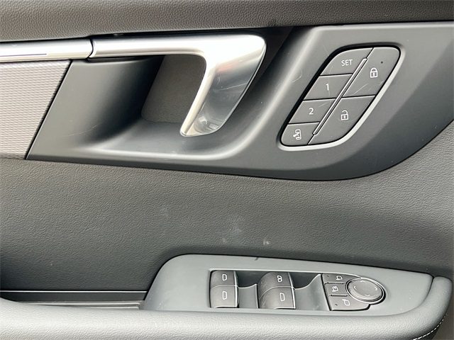 Vehicle image 13 of 21