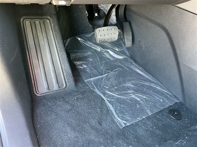 Vehicle image 14 of 21