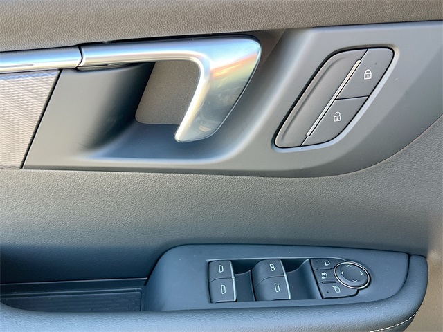 Vehicle image 13 of 21