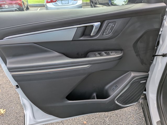 Vehicle image 24 of 27