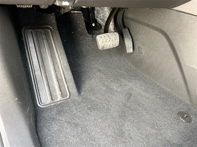 Vehicle image 14 of 21