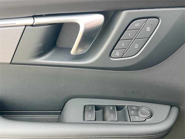 Vehicle image 13 of 21