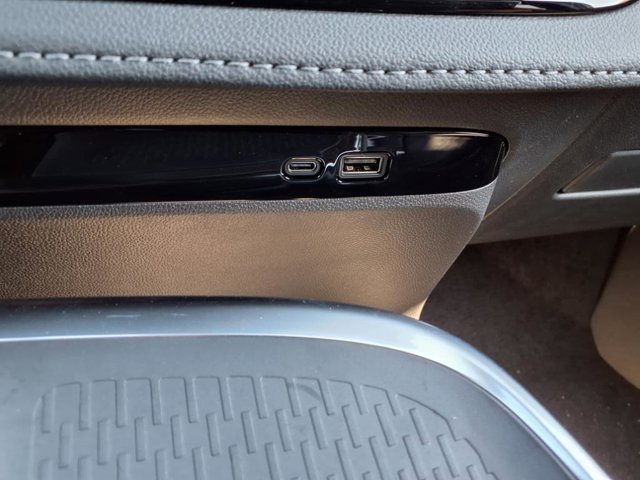 Vehicle image 8 of 27
