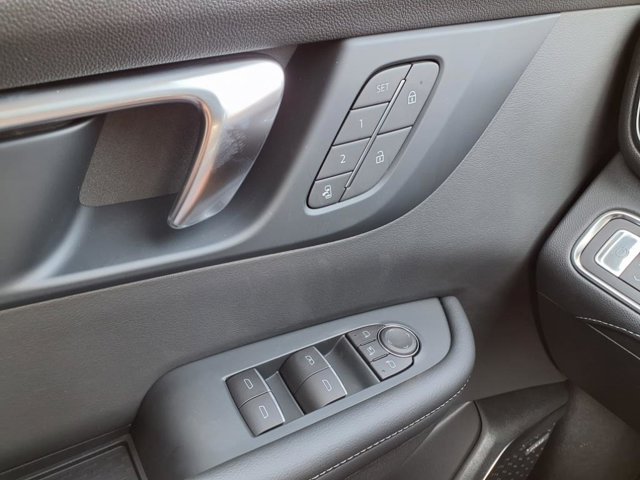 Vehicle image 25 of 27