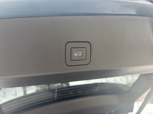 Vehicle image 18 of 23