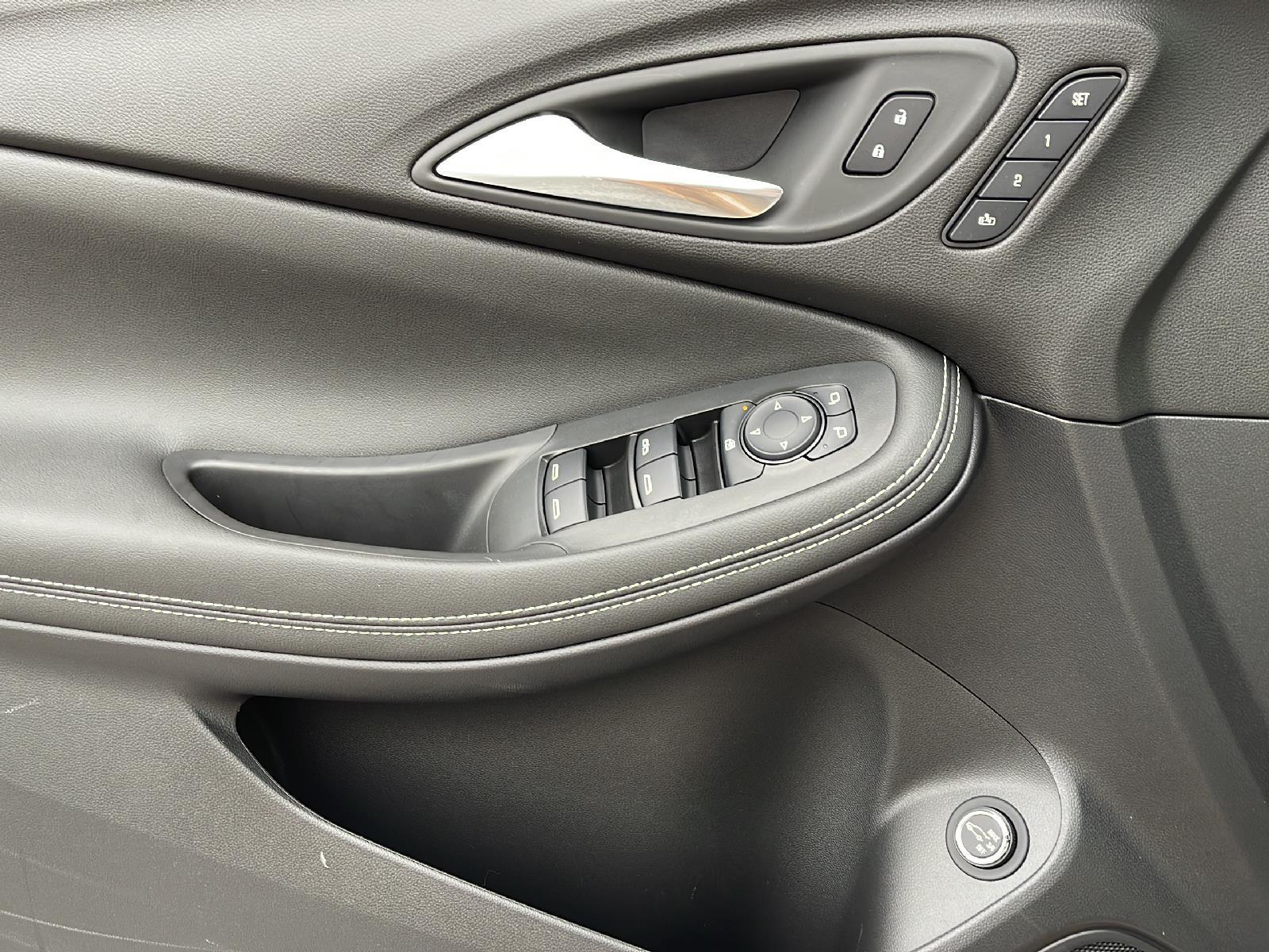Vehicle image 15 of 26