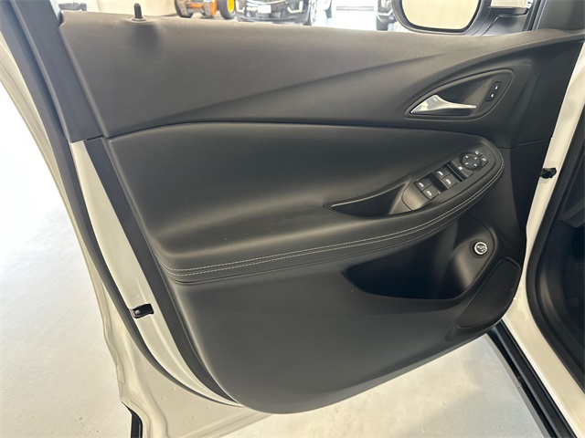 Vehicle image 28 of 33