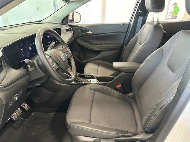 Vehicle image 25 of 33