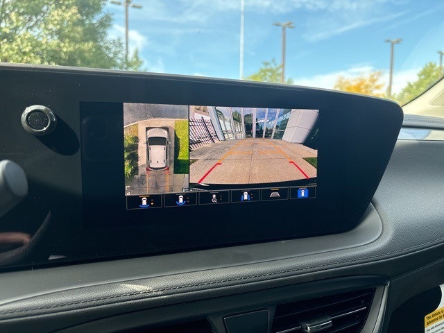 Vehicle image 21 of 23