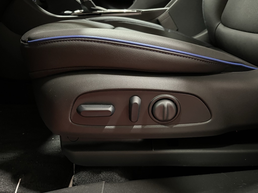 Vehicle image 20 of 34