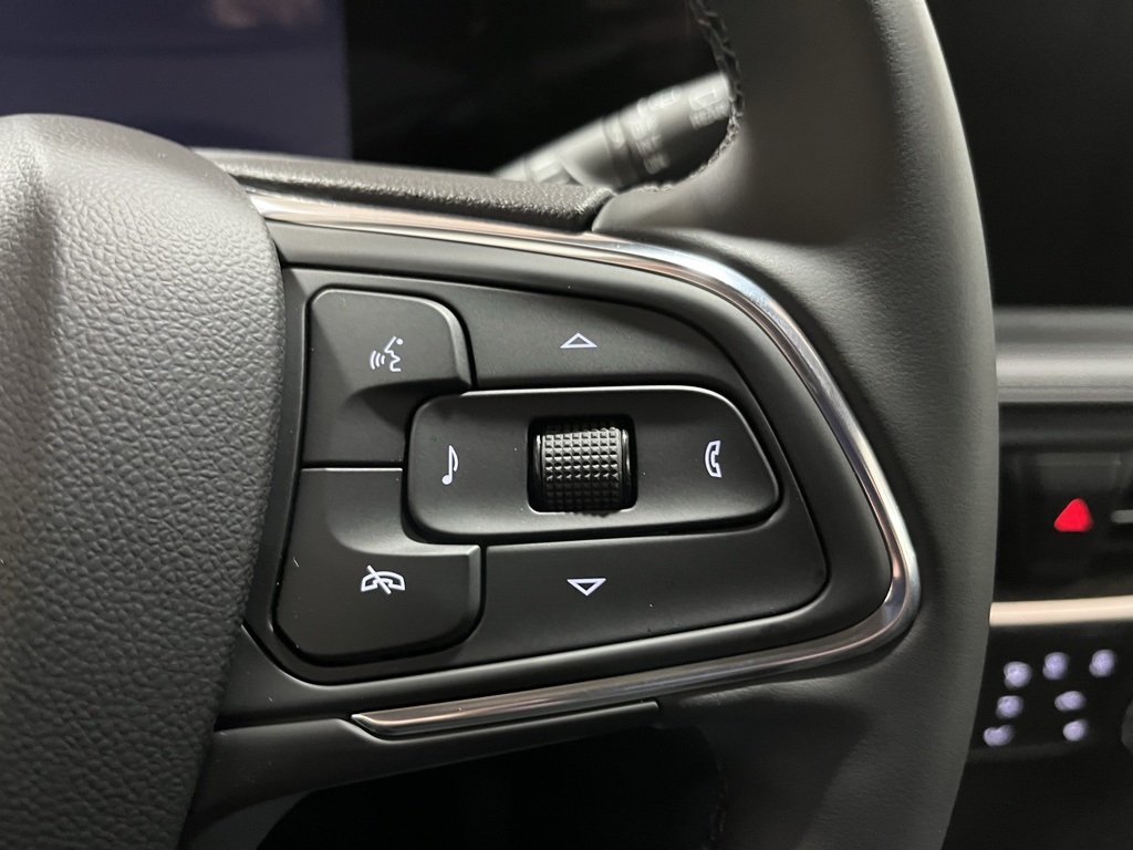 Vehicle image 23 of 34