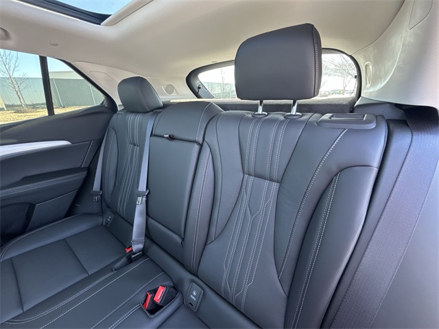 Vehicle image 41 of 47