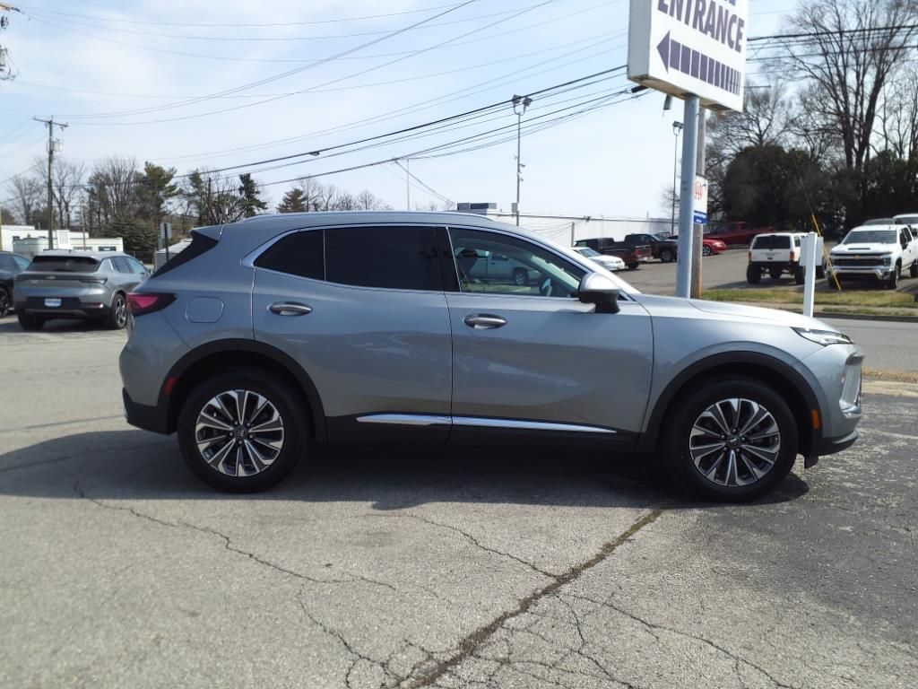 2025 Buick Envision Preferred Image 2 of 17