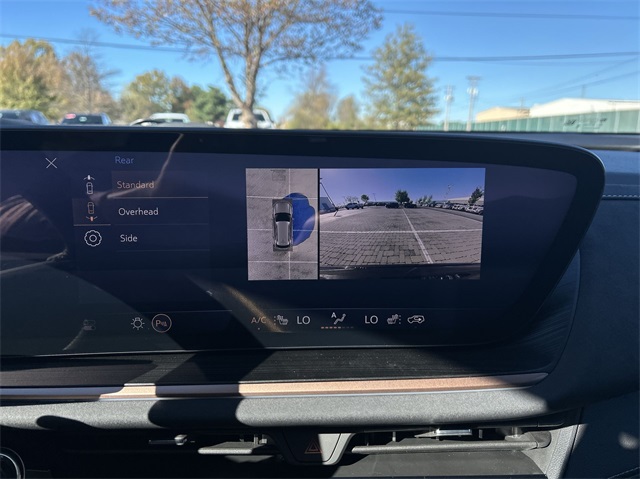 Vehicle image 32 of 49