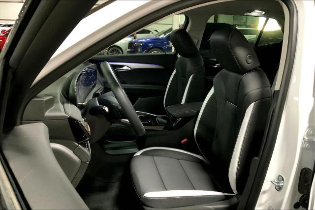 Vehicle image 18 of 40