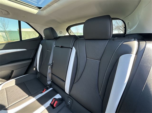 Vehicle image 41 of 47