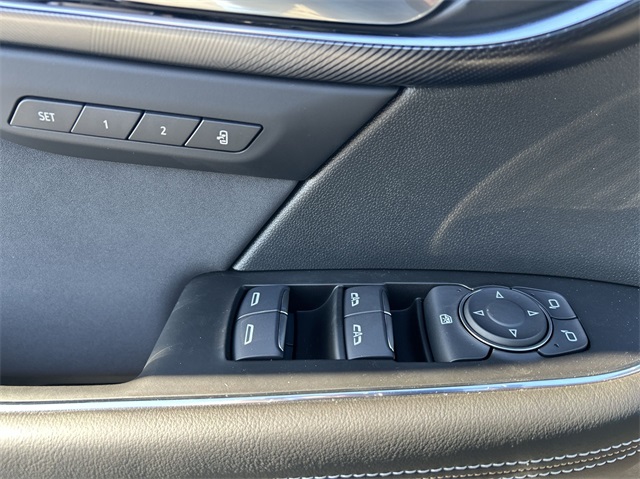 Vehicle image 40 of 47