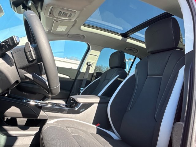Vehicle image 18 of 21