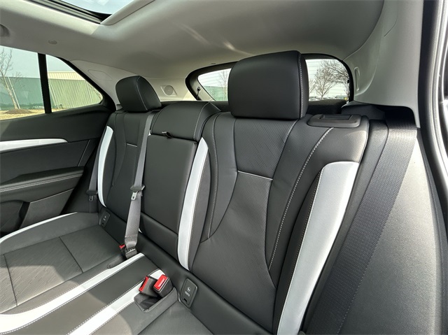Vehicle image 41 of 47