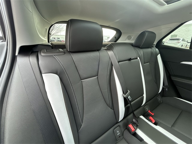 Vehicle image 43 of 47