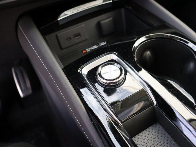 Vehicle image 33 of 62