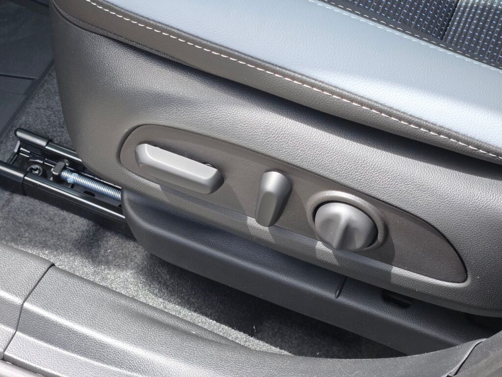 Vehicle image 26 of 34