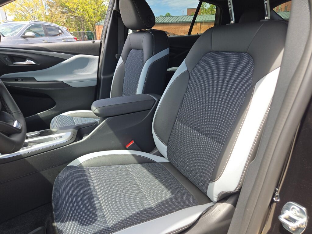 Vehicle image 27 of 34