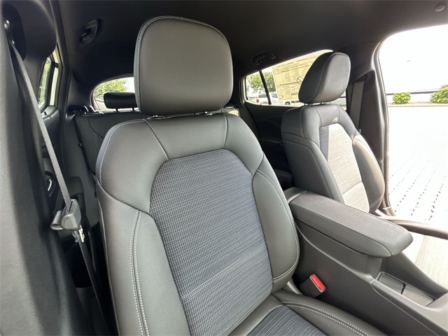 Vehicle image 27 of 44