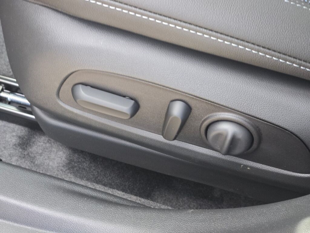 Vehicle image 27 of 37