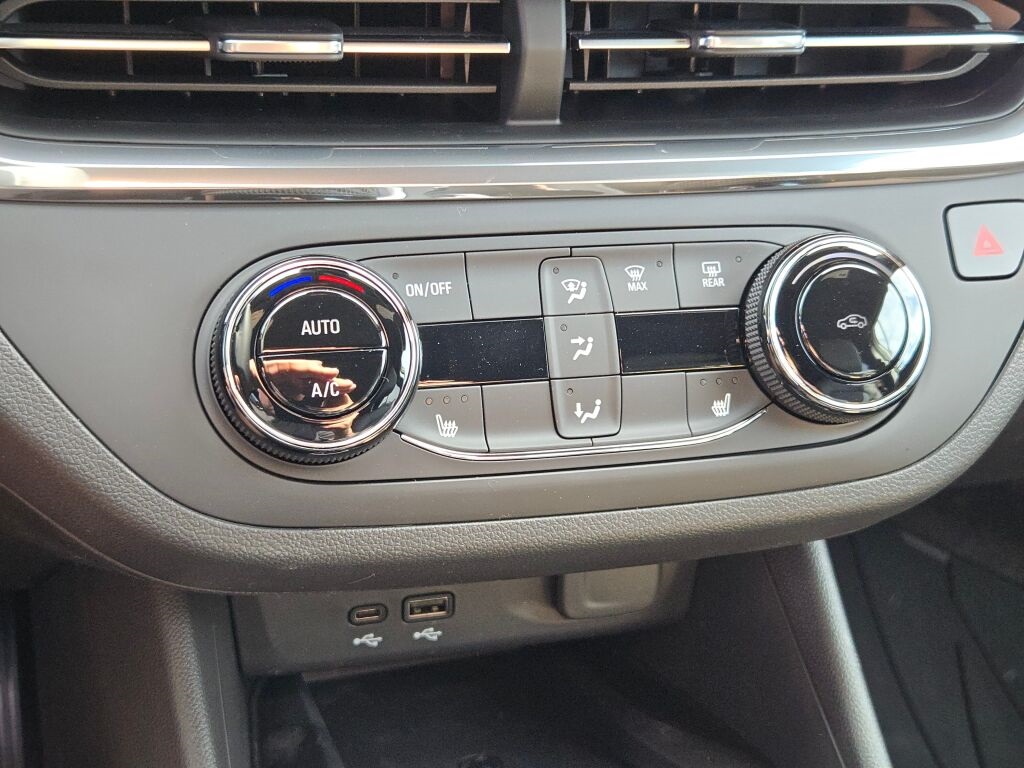 Vehicle image 31 of 37