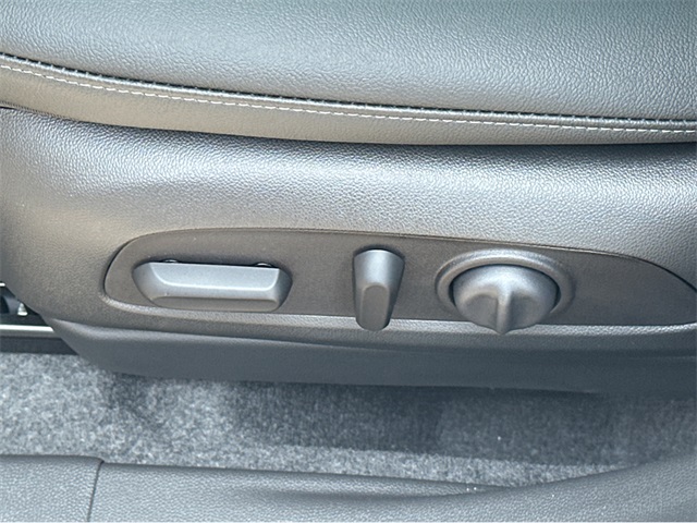 Vehicle image 25 of 34