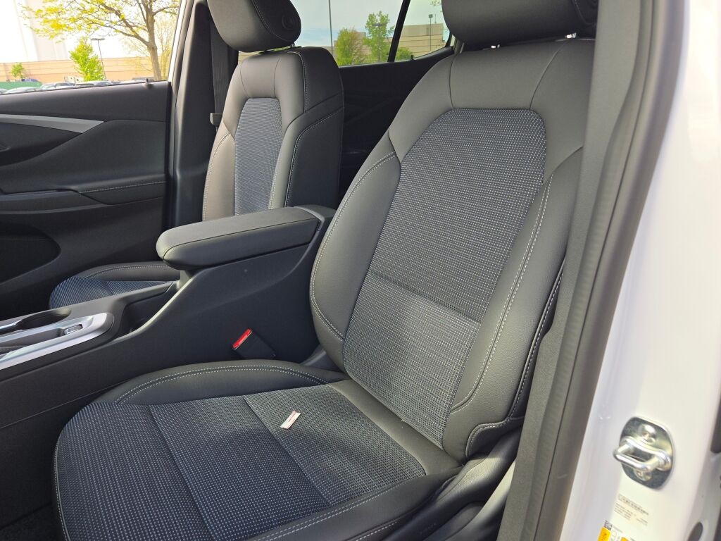 Vehicle image 25 of 32
