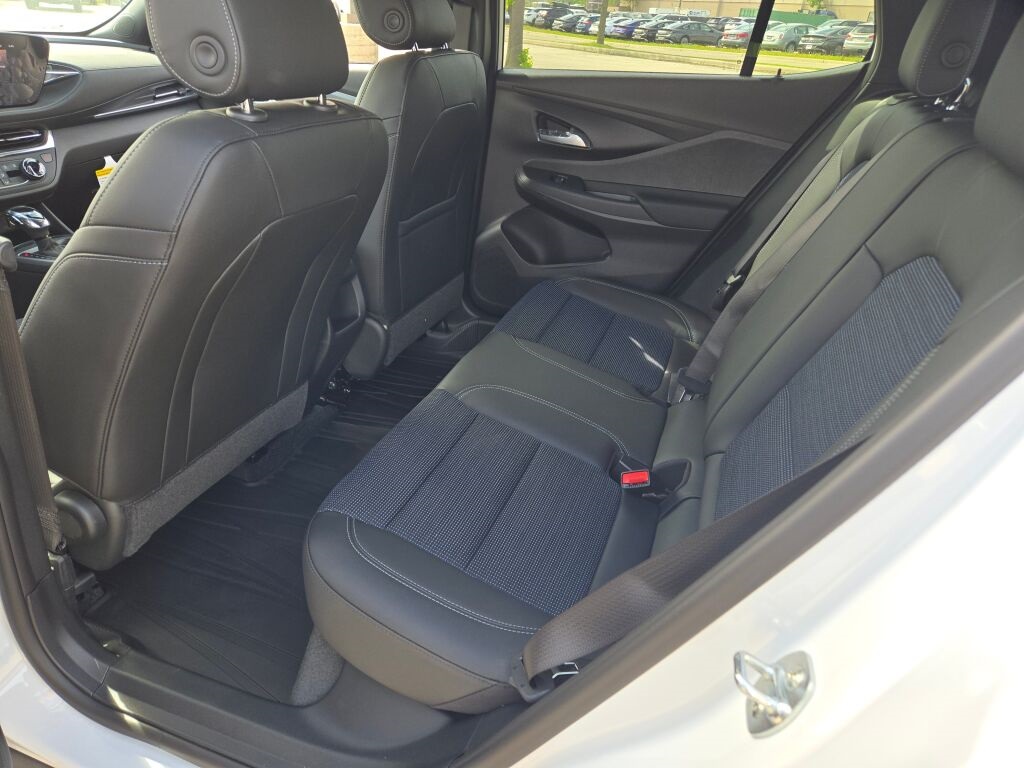 Vehicle image 18 of 32