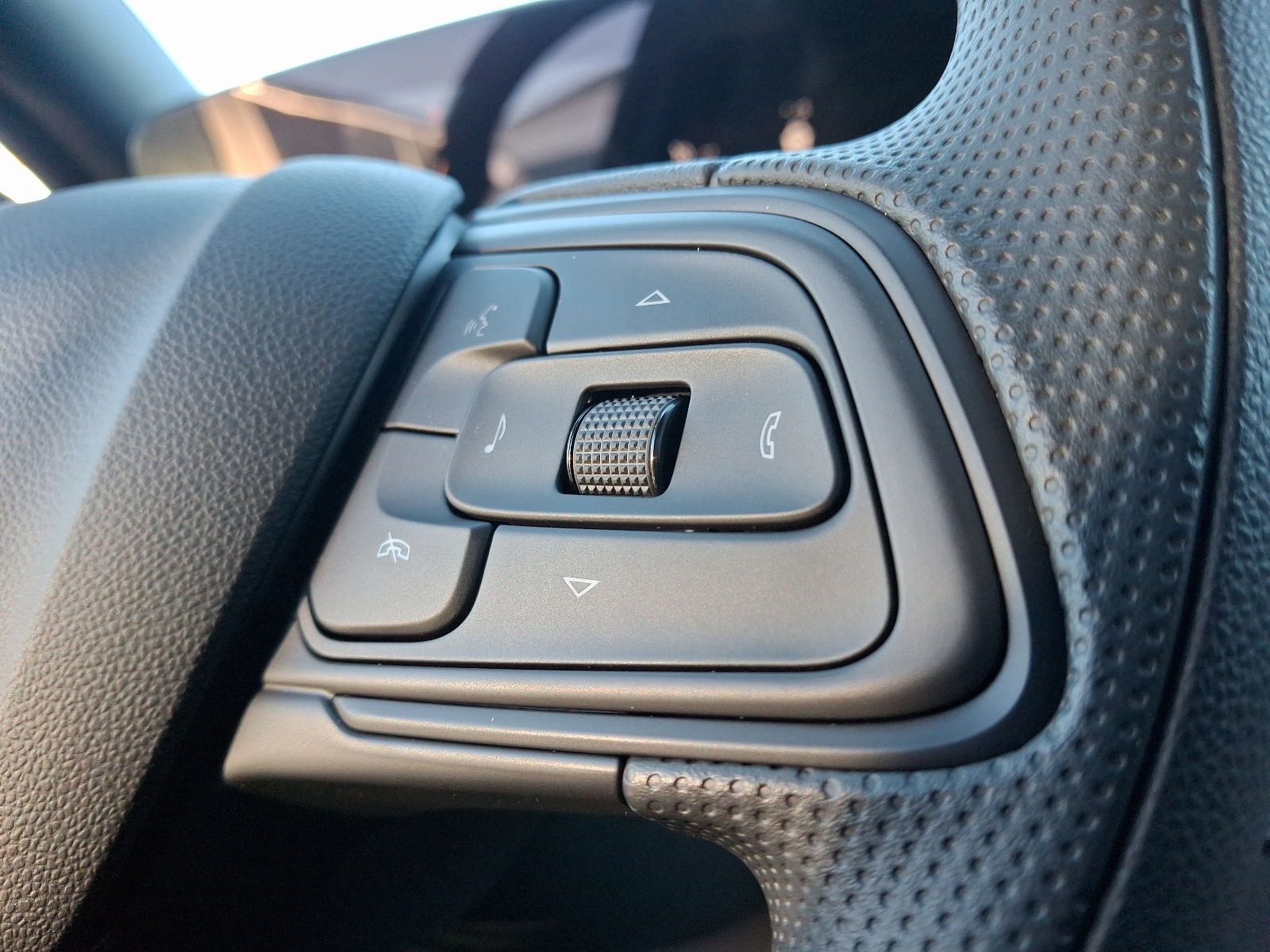 Vehicle image 17 of 21