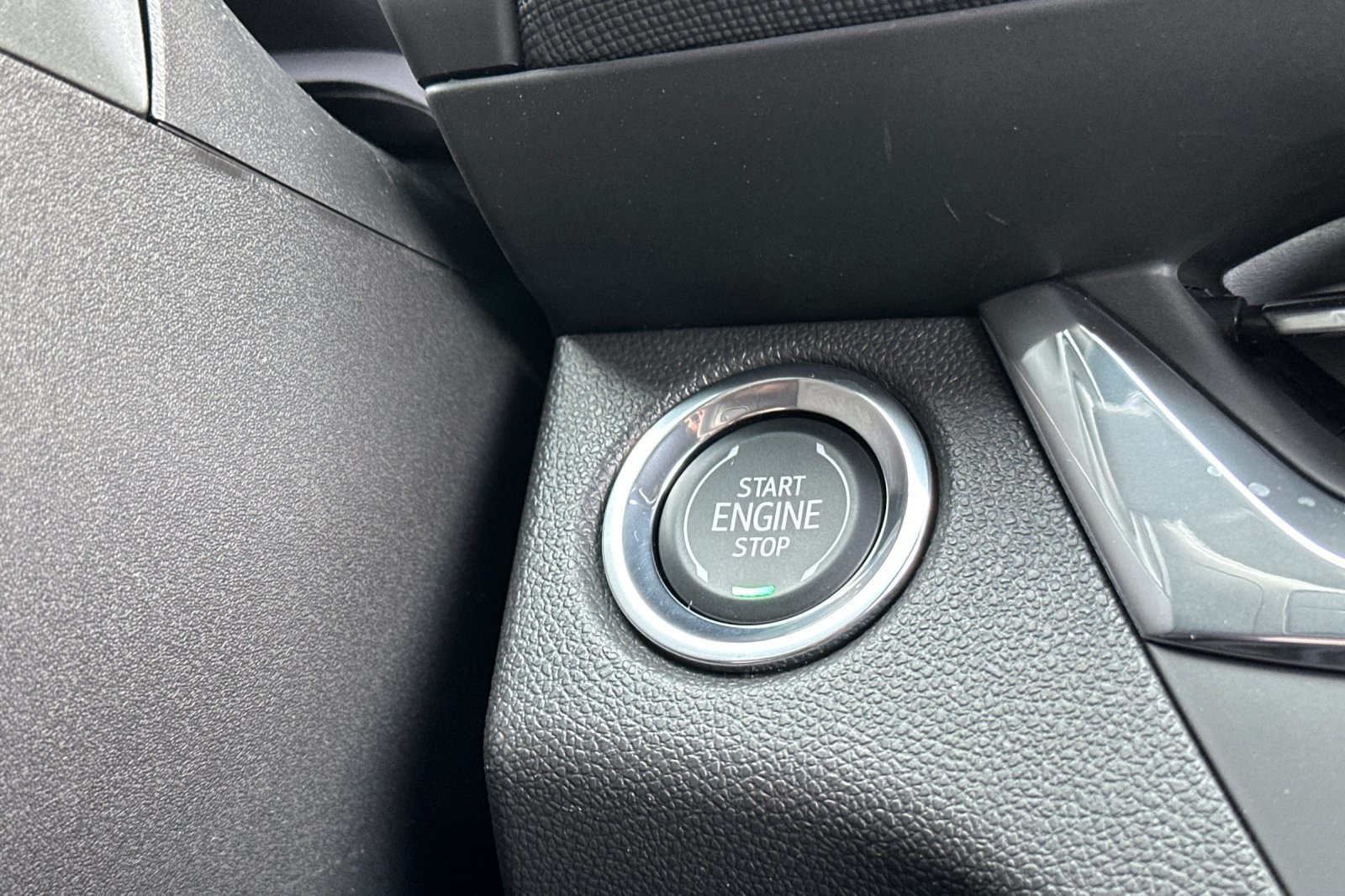 Vehicle image 21 of 32