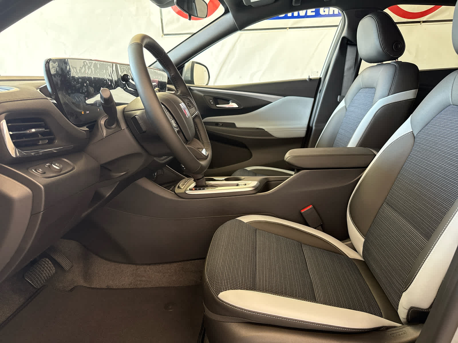 Vehicle image 14 of 44