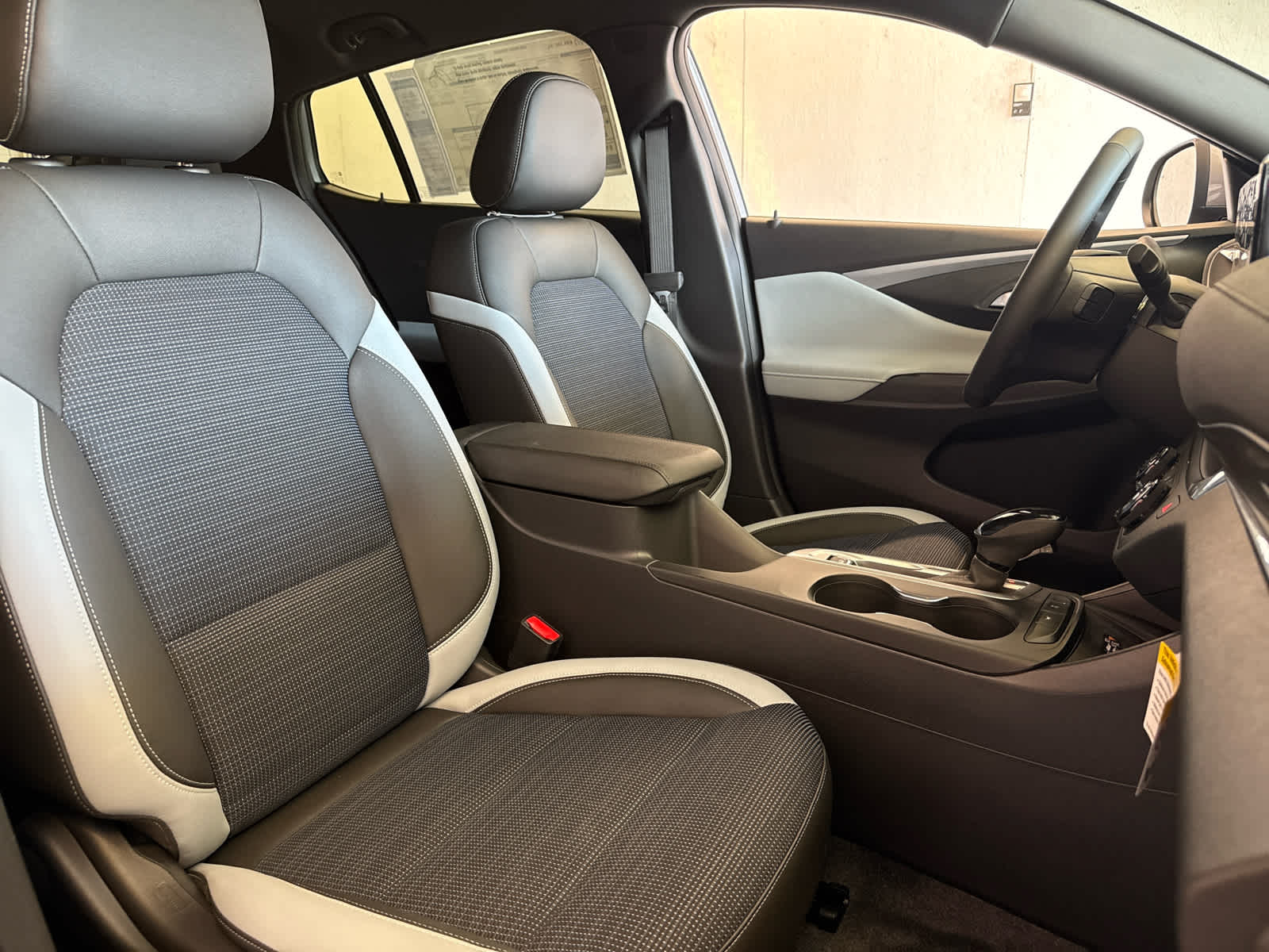 Vehicle image 11 of 44