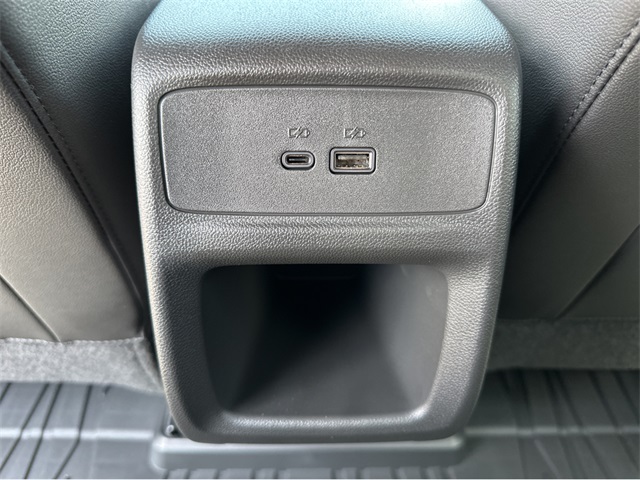 Vehicle image 25 of 34