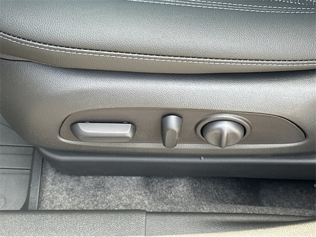 Vehicle image 28 of 34