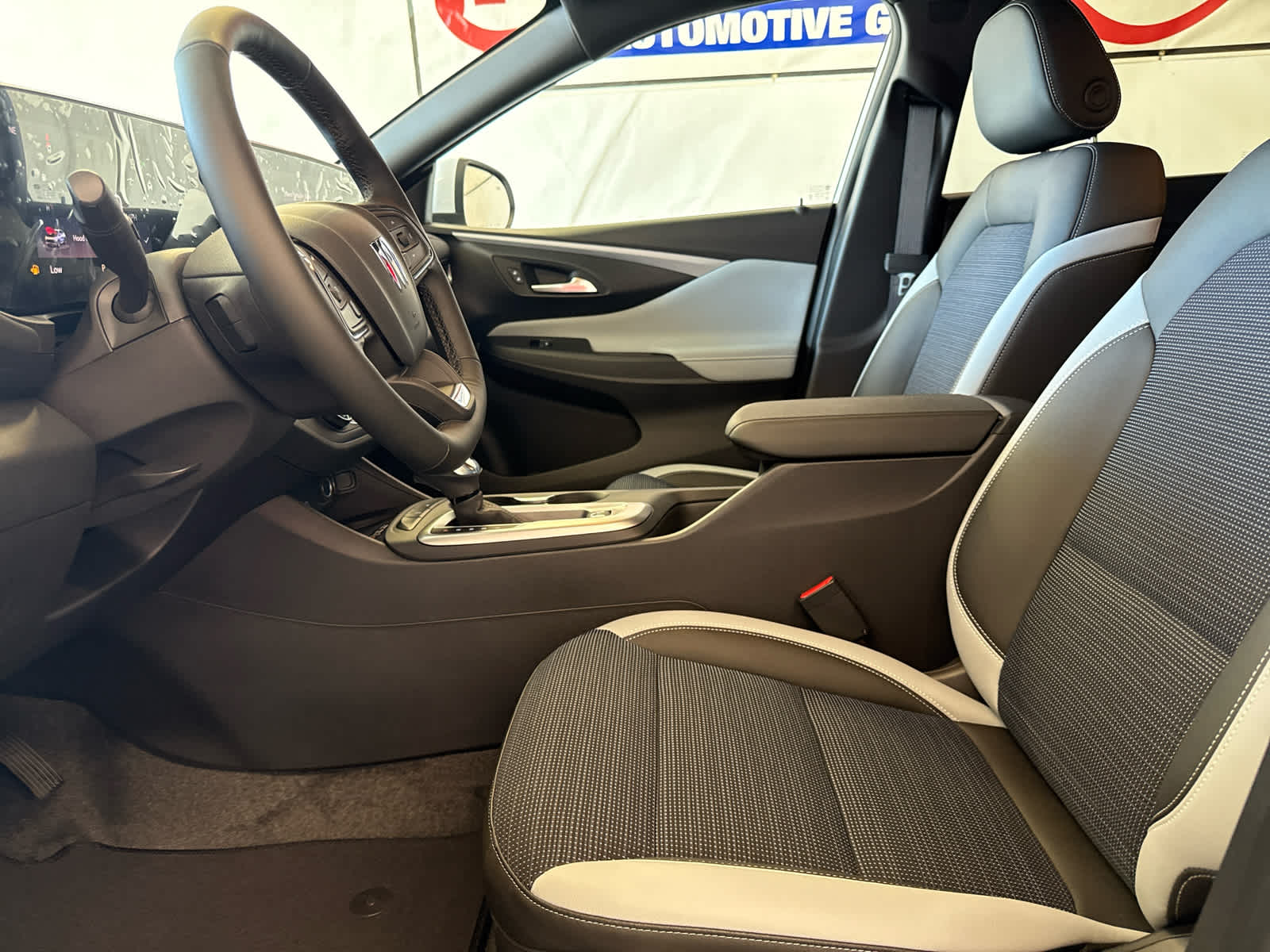Vehicle image 14 of 44