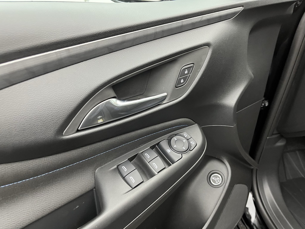 Vehicle image 25 of 33