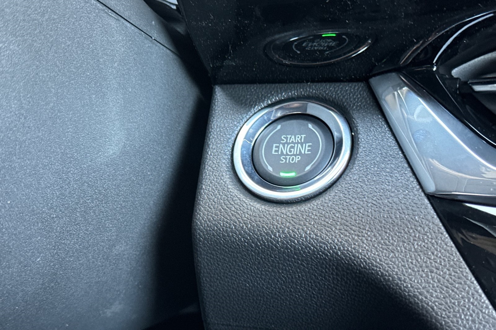 Vehicle image 21 of 32